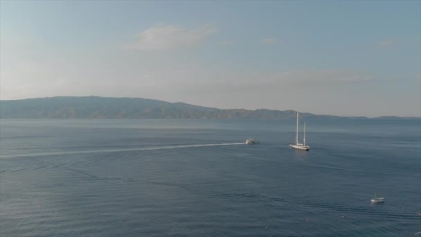 Barcos Aguas Tranquilas Mar Egeo Isla Griega — Vídeo de stock