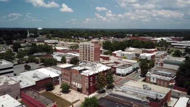 Aerial Wide Shot Empurrando Para Burlington North Carolina Skyline — Vídeo de Stock