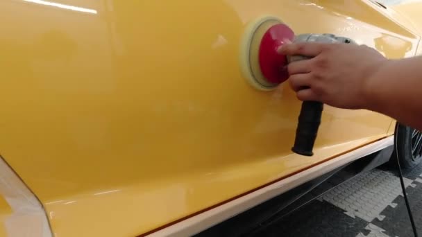 Painel Supercarro Amarelo Sendo Polido Com Máquina Rotativa — Vídeo de Stock