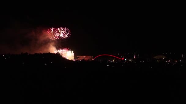 2019カルガリースタンピード中の1日の終わりに花火が表示されます ダウンタウンを見下ろす丘からの眺め — ストック動画