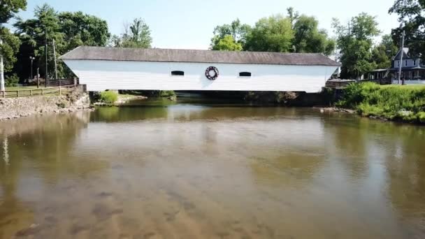 エリザベストン テネシー州のエリザベストン屋根付き橋からの空中プルアウト — ストック動画