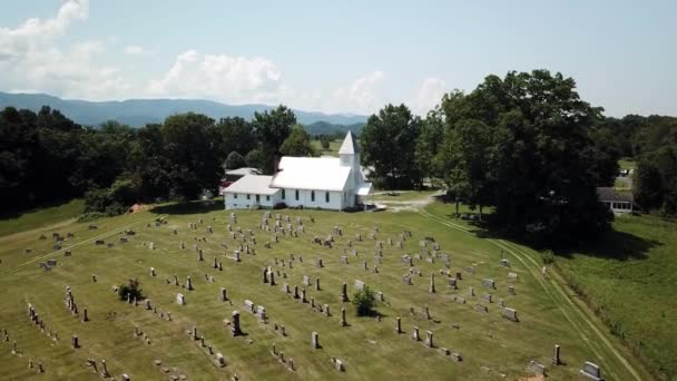 Poussée Aérienne Dans Chapelle Église Avec Toile Fond Montagne Près — Video