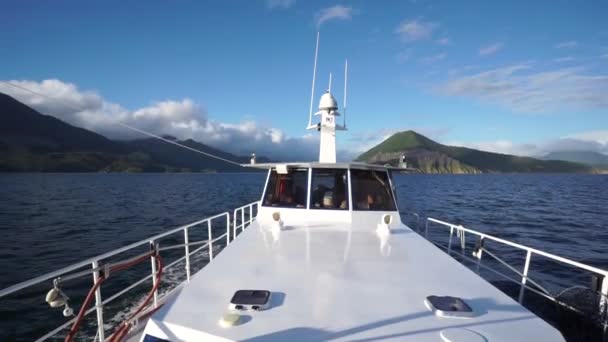 Slowno Blick Zurück Vom Vorderdeck Des Bootes Mit Schöner Sommerkulisse — Stockvideo