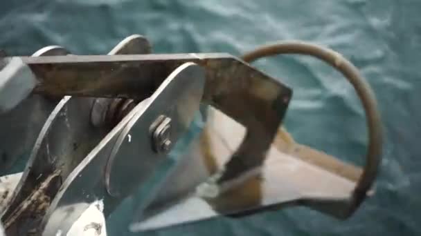Bootsanker Wird Mit Ozean Hintergrund Hochgezogen Nahaufnahme — Stockvideo