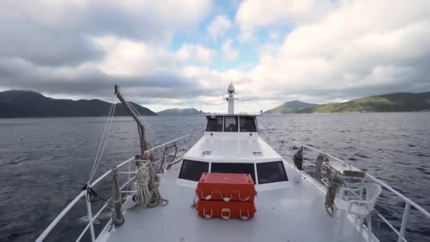 Mirando Hacia Atrás Desde Cubierta Delantera Del Barco Océano Nueva — Vídeos de Stock