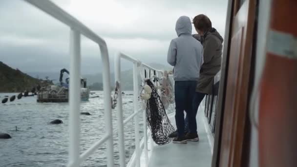 Slowmo Kinderen Staan Het Bootdek Kijken Naar Nieuw Zeelandse Greenshel — Stockvideo