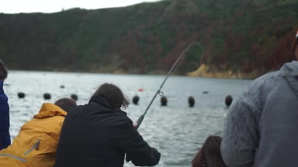 Fischer Auf Bootsrollen Und Zieht Fische — Stockvideo