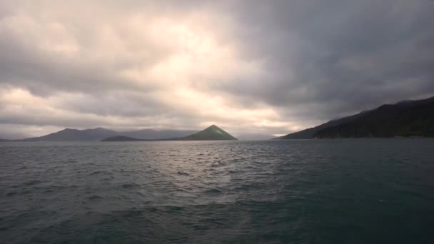 Gyönyörű Panoráma Kilátás Óceán Öblök Dombok Felhős Felhők Este — Stock videók