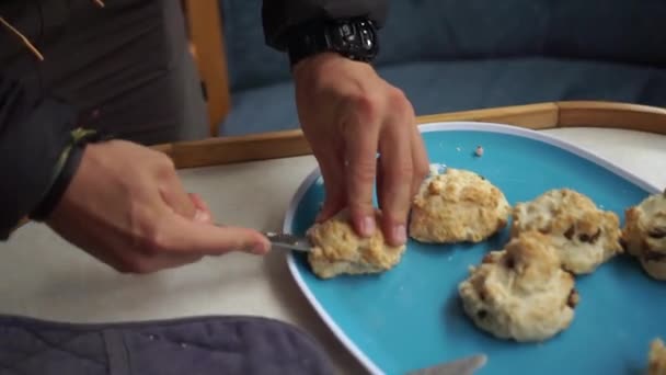 白种人切新烤的新西兰传统蛇皮 — 图库视频影像