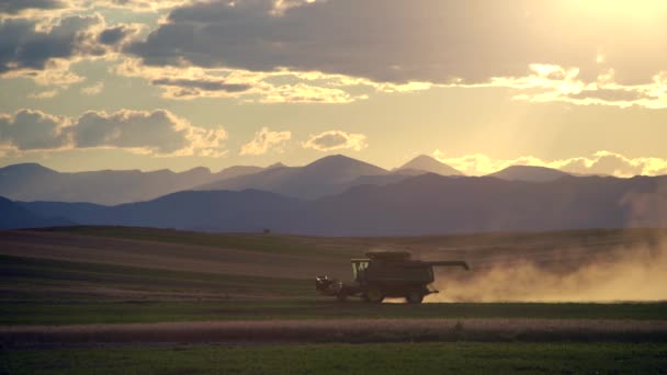 科罗拉多州农村的联合收割机 在高山和日落的背景下 — 图库视频影像