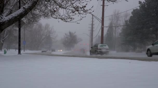 Bilar Som Kör Snöstorm — Stockvideo