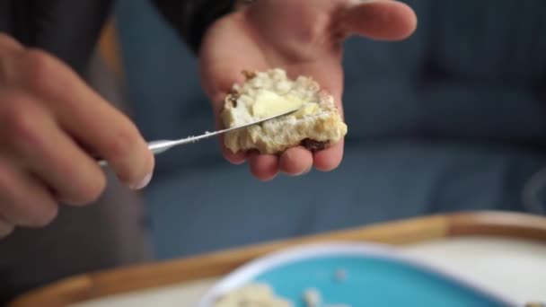 Slowmo Kaukasisk Man Sprider Smör Nybakad Traditionell Nyzeeländsk Scone — Stockvideo