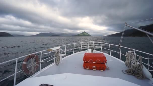 Slowmo Blick Vom Vorderdeck Des Kreuzfahrtschiffes Bewölkten Tagen Neuseeland — Stockvideo