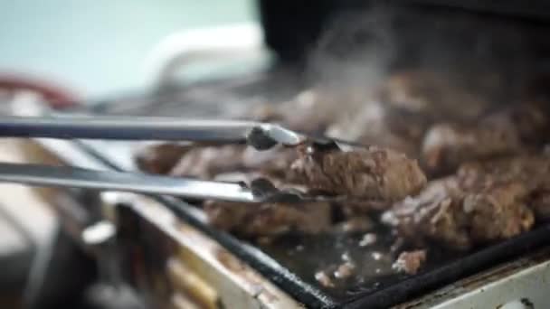 Chef Lanza Hamburguesas Caseras Ternera Barbacoa Cerca — Vídeo de stock