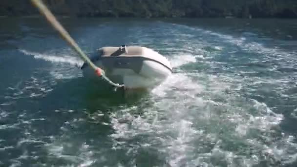 Barco Inflável Sendo Rebocado Corda Atrás Barco Mar Nova Zelândia — Vídeo de Stock