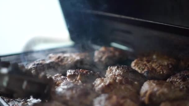 Slowmo シェフはグリルでジューシーなハンバーガーを準備します — ストック動画