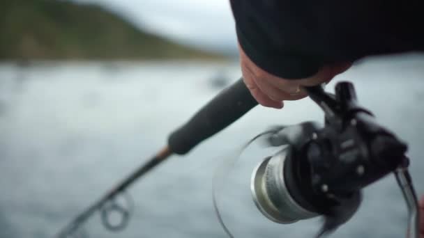 Slowmo Pêcheur Sur Des Bobines Bateau Dans Poisson Gros Plan — Video