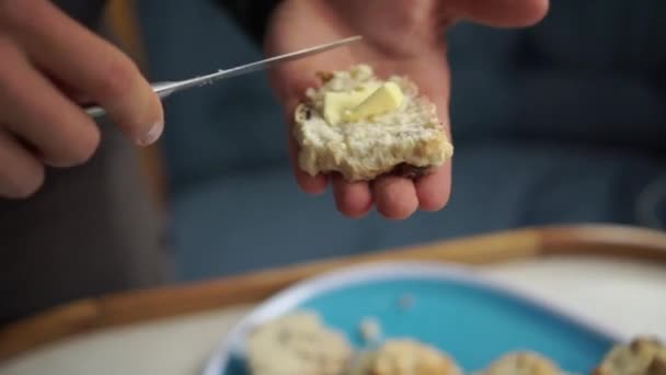 白种人在新烘焙的新西兰传统甜饼上涂黄油 — 图库视频影像