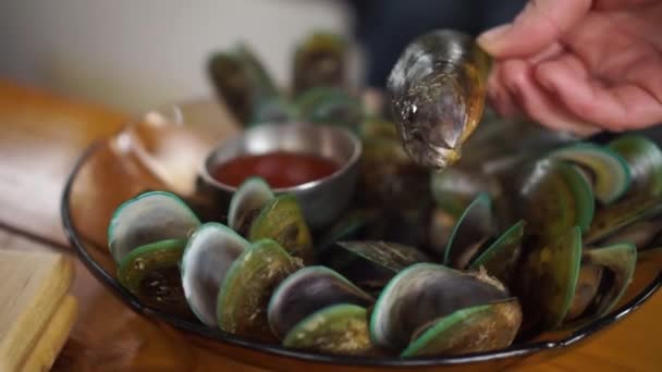 Slowmo Människor Äter Tallrik Med Nyfångade Nya Zeeland Greenshell Musslor — Stockvideo