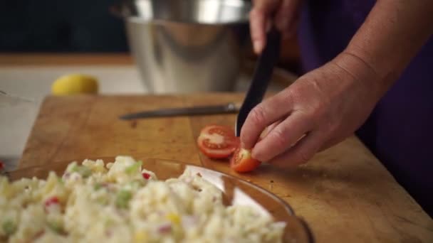 Oudere Blanke Vrouw Snijdt Kerstomaten Voor Salade — Stockvideo