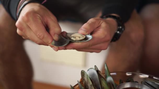 Slowmo Kavkazský Muž Otevírá Čerstvě Ulovené Novozélandské Mušle Máčí Omáčce — Stock video