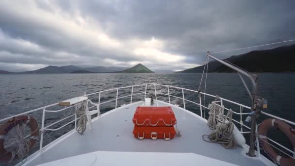 Slowmo Tampilan Panorama Depan Dari Perahu Pesiar Dengan Latar Belakang — Stok Video