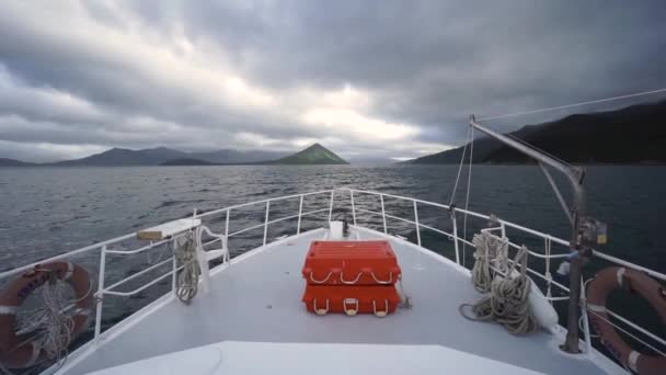 Frontansicht Des Kreuzfahrtschiffes Mit Meer Hügeln Und Bewölktem Himmel Hintergrund — Stockvideo