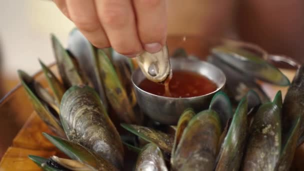 Slowmo Ung Hane Äter Nyfångad Nyzeeländsk Grönmussla Och Dippar Sås — Stockvideo