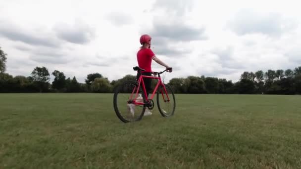 Кавказская Велогонщица Красном Топе Гуляет Велосипеде Парке — стоковое видео
