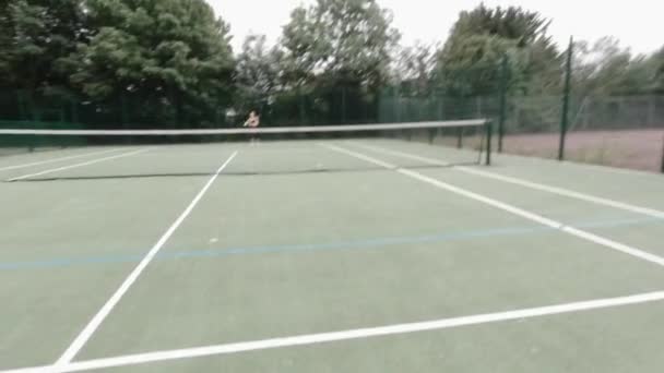 Amatör Tenisçinin Bayan Oyuncuyla Parkta Oynarken Çekilmiş Bakış Açısı — Stok video