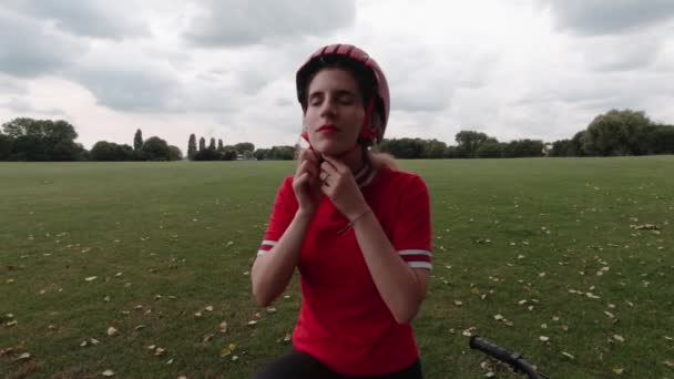 Caucasico Giovane Ciclista Donna Mette Casco Rosso — Video Stock