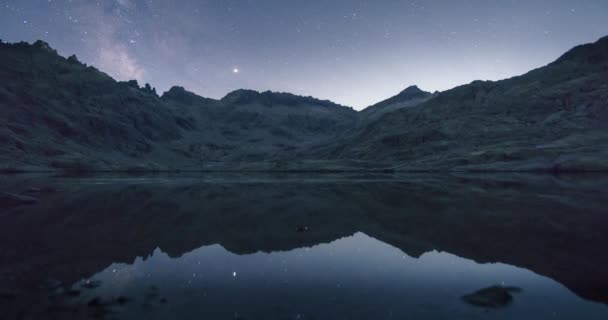 Timelapse Mjölkaktig Sätt Laguna Grande Gredos Spanien Vacker Natthimmel — Stockvideo