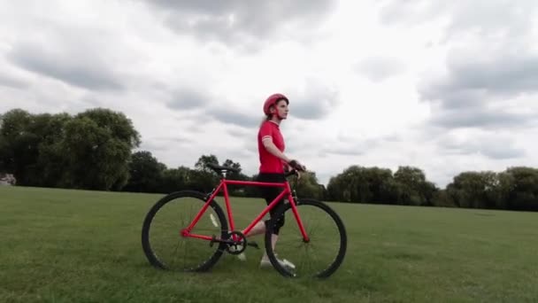 Ciclista Caucasica Donna Top Rosso Che Cammina Con Sua Bici — Video Stock