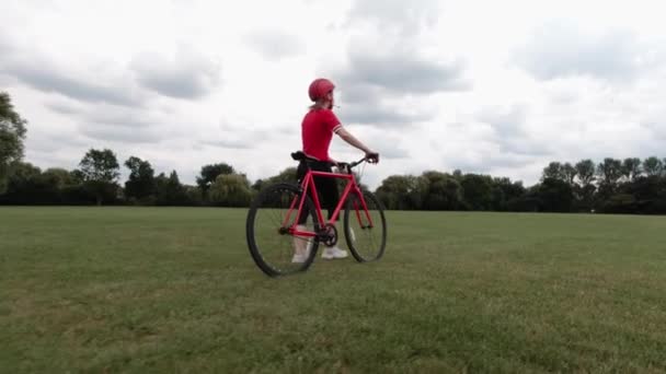 Kaukasische Radfahrerin Rotem Top Läuft Mit Ihrem Fahrrad Zeitlupe Einem — Stockvideo