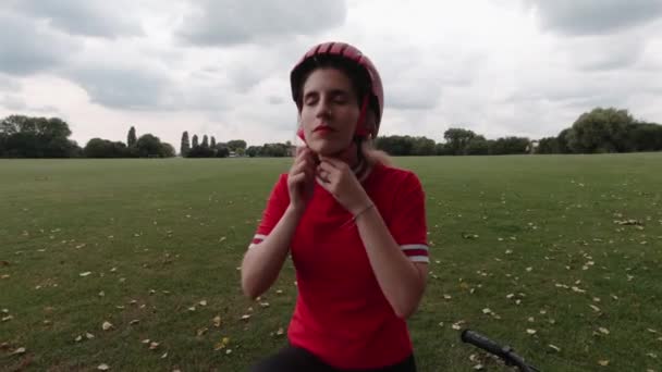 Καυκάσια Νεαρή Γυναίκα Ποδηλάτης Φοράει Κόκκινο Κράνος — Αρχείο Βίντεο