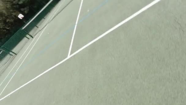 Amatör Tenisçinin Bayan Oyuncuyla Parkta Oynarken Çekilmiş Bakış Açısı — Stok video