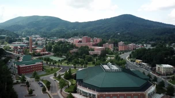 Aerial Wide Shot Avanzando Hacia Campus Universidad Estatal Apalaches Boone — Vídeos de Stock