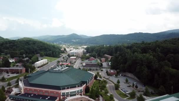 Boone Anténní Přehled Výhledem Holmes Konvocation Center Směrem Blowing Rock — Stock video