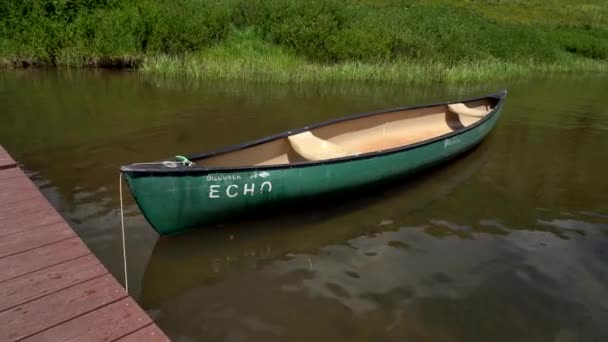 在科罗拉多州维尔皮尼湖中漂浮的独木舟 — 图库视频影像