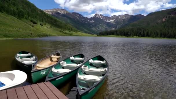 Canoas Flotando Lago Piney Vail Colorado — Vídeo de stock