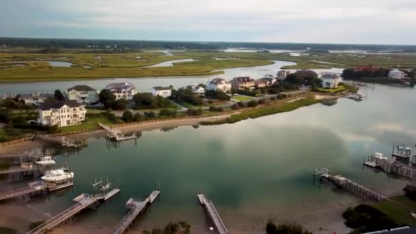 Vroege Ochtend Zonsopgang Drone Vliegen Naar Links Pijlers Huizen Figuur — Stockvideo