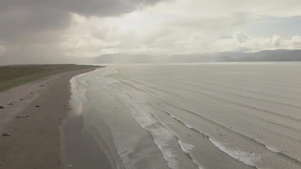 Panning Légi Felvétel Strand Hegyek Távolban — Stock videók