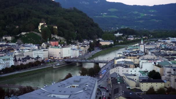 Autocaravana Líder Que Llega Una Cumbre Salzburgo Vista Desde Monchsberg — Vídeos de Stock