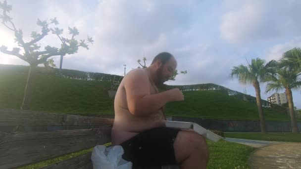 Uomo Obeso Topless Disperato Cibo Mangia Briciole Poi Raccoglie Pancetta — Video Stock