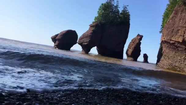 Tilt Angle Vysoké Přílivy Narážejí Břeh Zátoce Fundy — Stock video