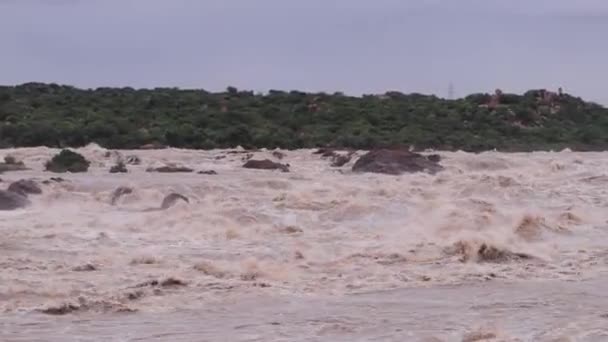 Blick Auf Das Eindringen Von Starkem Hochwasser Das Dorf Durch — Stockvideo