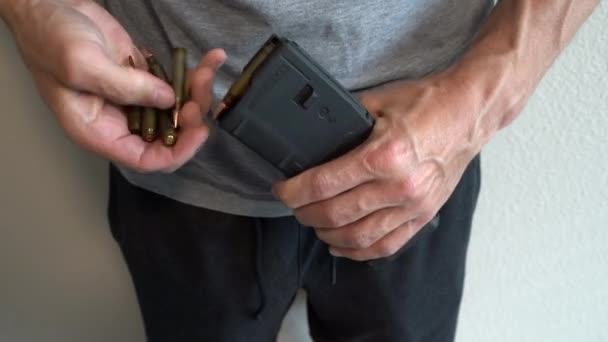 Mann Beim Laden Eines Sturmgewehrmagazins Mit Kugeln — Stockvideo