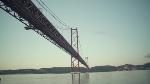 Lisbon Süspansiyon Köprüsü Şafakta Nehirle Birlikte Gün Doğumunda — Stok video