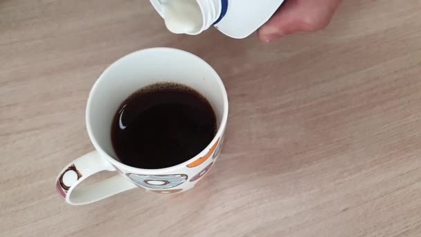 Dělat Bubliny Mlékem Míchání Černé Kávy Bílého Mléka Nalít Mléko — Stock video