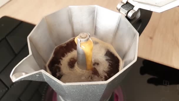 Koffie Gaat Rand Van Koffiezetapparaat Moka Pot Slow Motion Koffie — Stockvideo